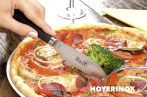 Pizzamesser Premium beim Pizza schneiden